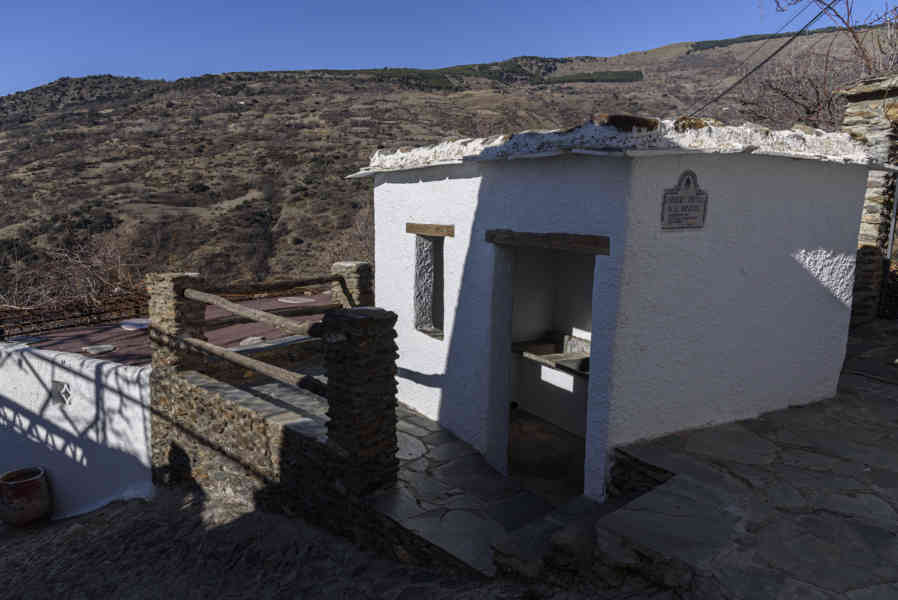 Granada - la Alpujarra 005 - Bubión - lavandero - fuente de la Hondera.jpg